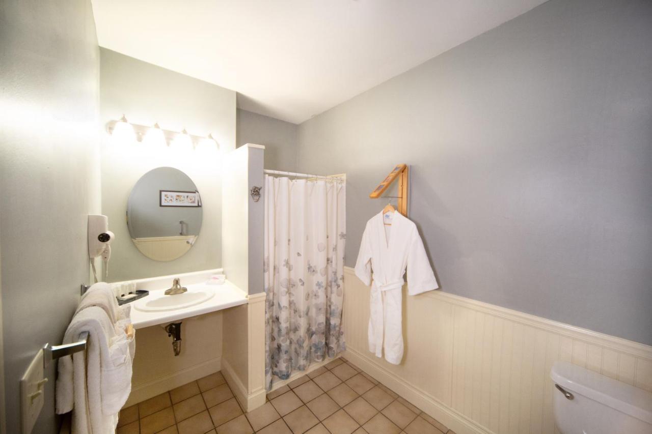 Queen Room with Private Bathroom,835861589:JPEG