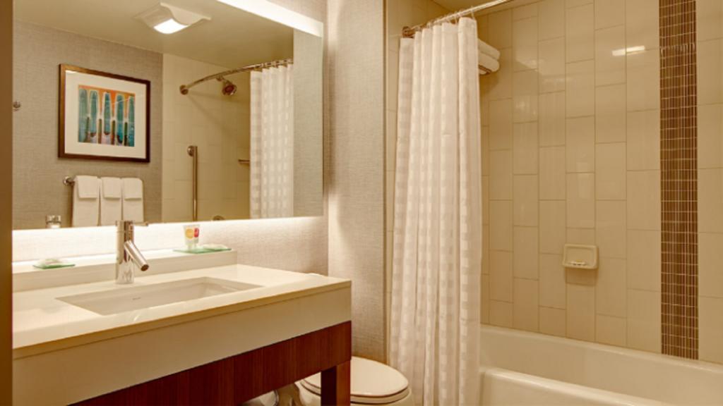 Queen Room with Two Queen Beds and tub - Disability access